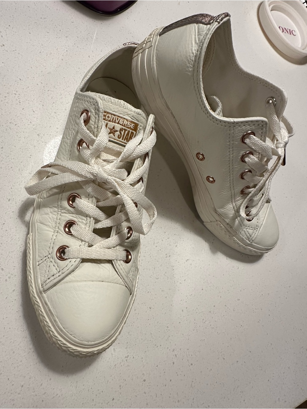 Converse Star Low-Top Sneakers Off White with Rose Gold Eyelets Women’s Size 9